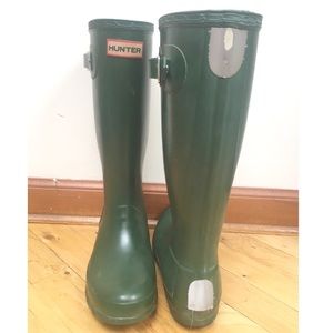 Hunter Shoes - Green Hunter Boots (Kids Size: US 6F, UK 4, EU 37) Hunter Shoes - Green Hunter Boots (Kids Size: US 6F, UK 4, EU 37)